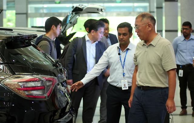 지난 7일 정의선 현대차그룹 회장이 현대차·기아 인도기술연구소를 방문해 현대차·기아 및 경쟁사 전기차들을 둘러보고 있다 사진현대자동차
