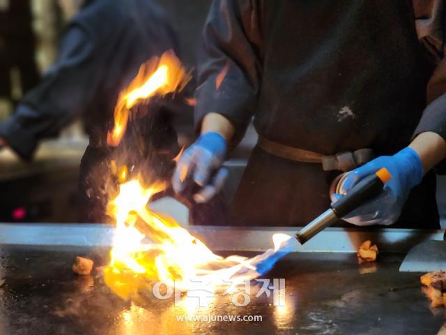 제주선 더 블랙 셰프가 철판요리를 준비하면서 화려한 불쇼를 선보이고 있다 사진기수정 기자