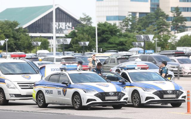 연이은 테러 예고에 강화된 공항 경비 
    서울연합뉴스 김성민 기자  7일 오전 서울 강서구 김포국제공항 국내선 출국장에서 경찰관들이 순찰을 준비하고 있다 
    경찰에 따르면 전날 오후에는 제주공항 폭탄테러 예고 글이 인터넷 사이트에 게시됐고 이날 오전에는 김해공항과 관련된 테러 예고 글이 인터넷 커뮤니티에 올라왔다 경찰은 테러를 의심할 만한 정황은 없었다며 허위 게시물에 대해서 엄중 처벌할 계획이라고 밝혔다 202387
    ksm7976ynacokr2023-08-07 143013
저작권자 ⓒ 1980-2023 ㈜연합뉴스 무단 전재 재배포 금지저작권자 ⓒ 1980-2023 ㈜연합뉴스 무단 전재 재배포 금지