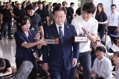 [포토] 검찰 조사실로 향하는 이재명 대표