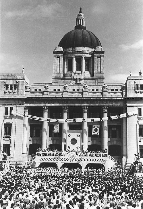 1948년 8월15일 중앙청 앞에서 대한민국 정부수립 기념식이 열리는 모습 사진연합뉴스