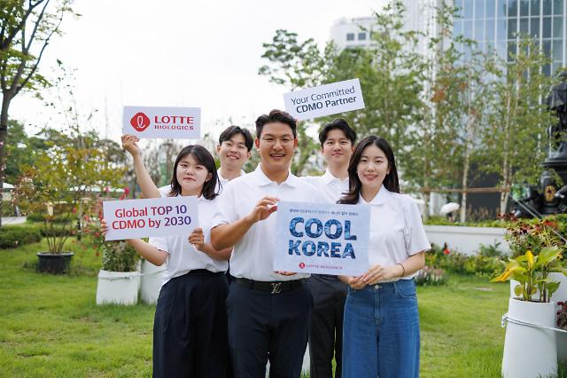 이원직 대표사진 중앙가 임직원과 함께 간편복을 착용하고 ‘쿨 코리아 챌린지’를 홍보하기 위한 기념 촬영을 하고 있다 사진롯데바이오로직스