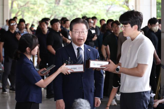 질문에 답하는 이재명 대표
    서울연합뉴스 김주성 기자  더불어민주당 이재명 대표가 백현동 특혜개발 의혹과 관련해 피의자 신분으로 조사를 받기 위해 17일 오전 서울 서초동 서울중앙지검 조사실로 향하며 취재진의 질문에 답하고 있다 2023817
    utzzaynacokr2023-08-17 111353
저작권자 ⓒ 1980-2023 ㈜연합뉴스 무단 전재 재배포 금지저작권자 ⓒ 1980-2023 ㈜연합뉴스 무단 전재 재배포 금지