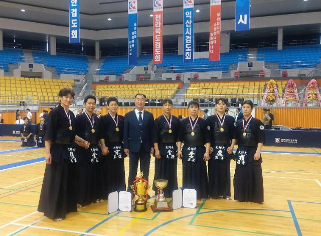 대구대 검도부 제52회 전국학생검도대회 단체전 우승 기념촬영 모습왼쪽에서 네 번째 전홍철 대구대 검도부 감독사진대구대학교