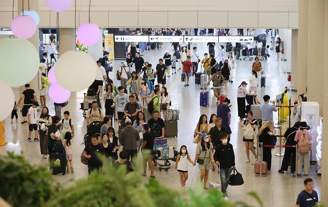 13일 오전 제주공항 국내선 도착층이 관광객으로 붐비고 있다 2023813