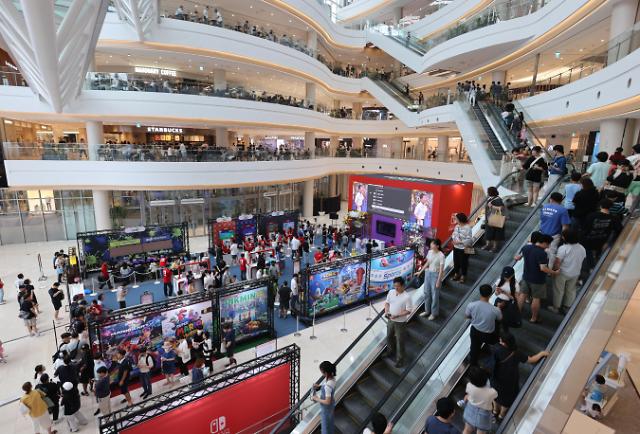 연일 무더운 날씨가 이어지고 있는 지난 6일 오후 서울 시내 대형 쇼핑몰이 시민들로 붐비고 있다 사진연합뉴스