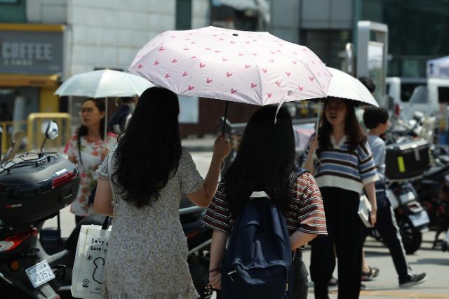 양산 필수
    서울연합뉴스 임화영 기자  폭염경보가 지속되고 있는 가운데 4일 서울역에서 시민들이 양산으로 더위를 피하고 있다 202384
    hwayoung7ynacokr2023-08-04 144905
저작권자 ⓒ 1980-2023 ㈜연합뉴스 무단 전재 재배포 금지저작권자 ⓒ 1980-2023 ㈜연합뉴스 무단 전재 재배포 금지