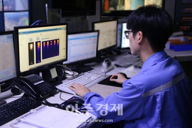 한 작업자가 코크스오븐 자동 연소 제어 시스템을 활용해 적정 연소량을 조절하고 있다 사진포항제철소