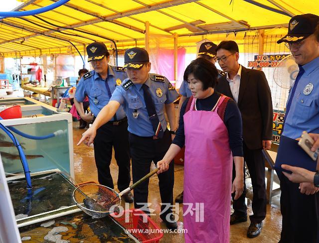 유충근 동해해경서장왼쪽에서 두번째이 17일 삼척수산시장을 방문해 우리 수산물 소비촉진 캠페인을 펼치고 있다사진동해해경