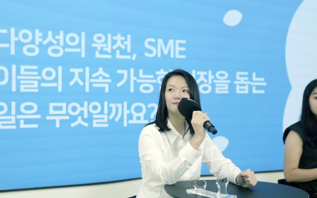 최수연 네이버 대표가 직원들과 SME와 상생하기 위한 방안을 찾는 프로젝트 꽃 임팩트 토론을 진행하고 있다사진네이버