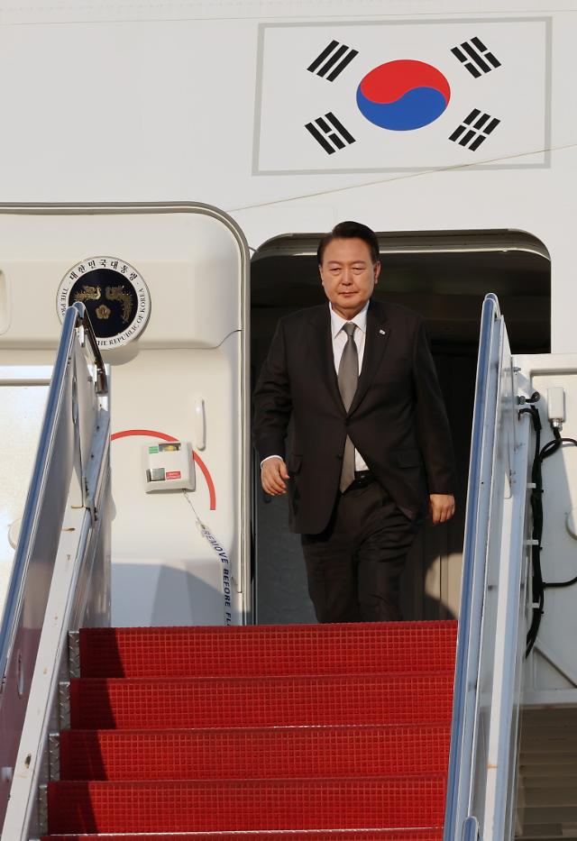 尹大統領、ワシントン到着···韓日米首脳会議に突入