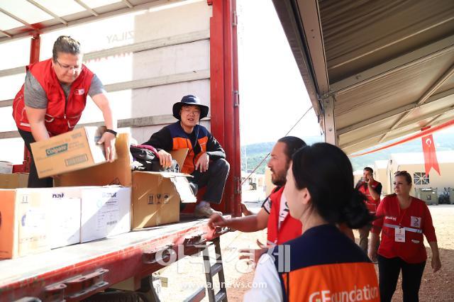 튀르키예 현지 구호활동가들이 이재민들에게 전달할 구호물품을 옮기고 있다 사진광양제철소