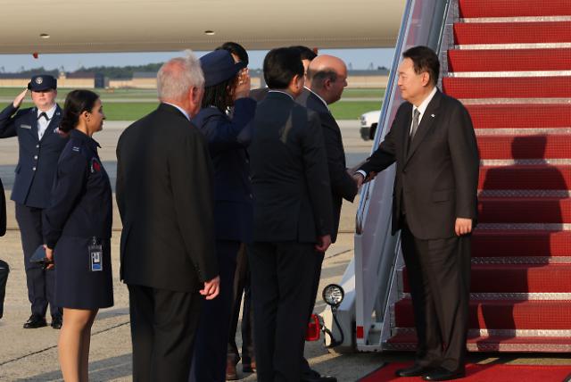 Tổng thống Hàn Quốc Yoon Suk-yeol đã hạ cánh tại Căn cứ Không quân Andrews gần Washington DC vào ngày 17 theo giờ địa phương