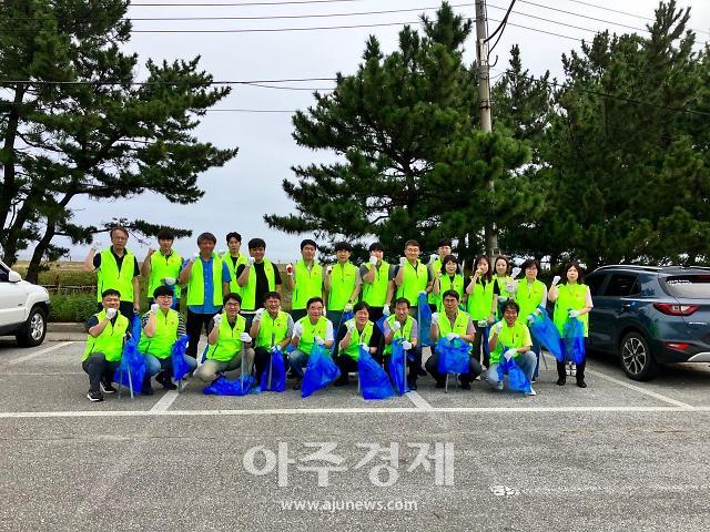 동해안권경제자유구역청 직원들이 망상해변에서 정화활동을 끝내고 단체촬영을 하고 있다사진동해안권경제자유구역청