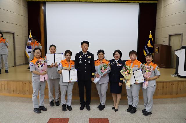 경산의용소방대원들이 강의경연대회 장려상을 수상 후 기념촬영 하고 있다사진경산소방서