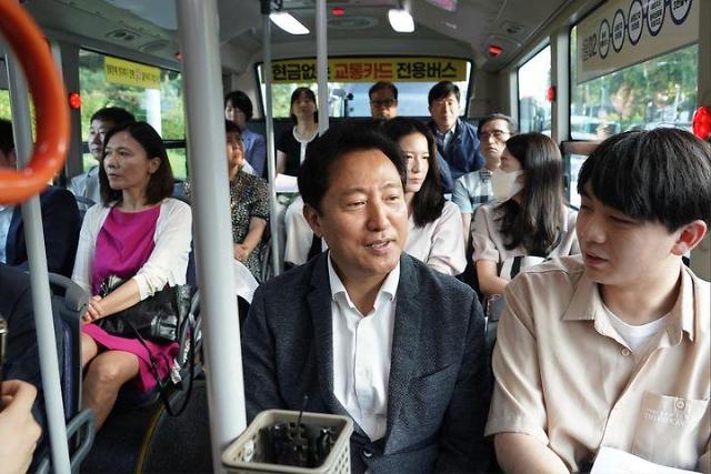 오세훈 서울시장이 지난 17일 오전 경기 김포시 풍무동에서 출발하는 서울동행버스 02번에 시승해 승객과 대화하고 있다 서울시는 오는 21일부터 경기 인천 등 수도권 주민들의 서울 주요 도심 출근 편의를 돕기 위해 찾아가는 서울동행버스를 운영한다 사진서울시