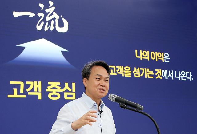 진옥동 신한금융그룹 회장이 지난달 7일 서울 중구 신한라이프 본사에서 진행된 ‘신한컬쳐위크’에서 특강을 진행하고 있다 사진신한금융그룹