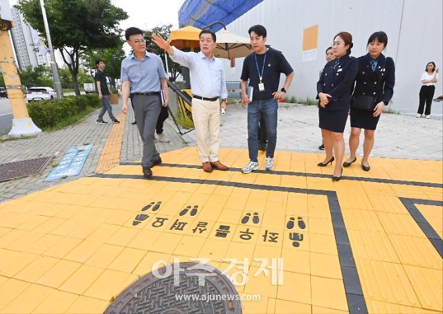 어린이보호구역 사고 현장을 찾은 이재준 수원특례시장이 보강된 안전시설물을 점검하고 있다 사진수원시