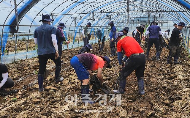 한국도로공사 대구경북본부 직원 일동이 군위군 효령면 일대에서 태풍 피해 봉사활동을 진행하고 있다 사진한국도로공사 대구경북본부 