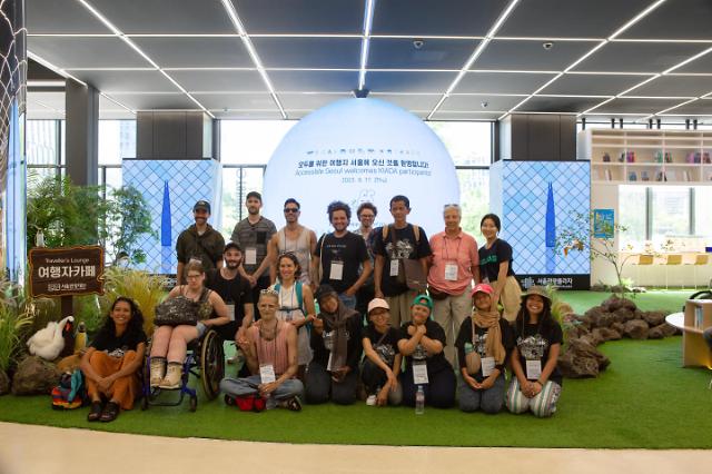 팸투어 참가자들이 서울관광플라자에서 단체 사진을 촬영하고 있다 사진서울관광재단