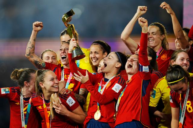 스페인 선수들이 20일 호주 시드니 스타디움 오스트레일리아에서 2023 FIFA 호주·뉴질랜드 여자 월드컵 우승 직후 환호하고 있다 사진AP·연합뉴스