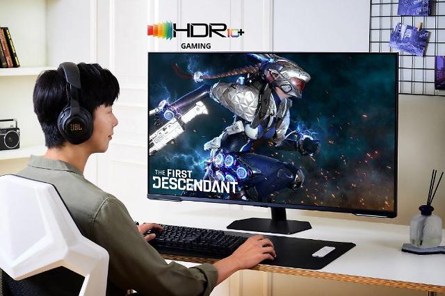 삼성전자 모델이 ‘HDR10+ GAMING’ 기술이 적용된 퍼스트 디센던트 게임 콘텐츠를 체험하고 있다 사진삼성전자