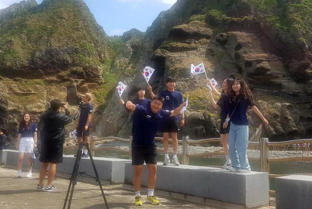 독도를 찾은 영남대학교 학생들이 독도 입도 퍼포먼스를 펼치고 있다사진영남대학교