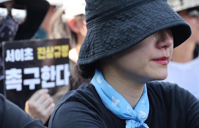 지난 5일 서울 광화문에서 열린 교사와 학생을 위한 교육권 확보를 위한 집회에서 한 교사가 사망한 서이초 교사 유가족의 발언을 들으며 눈물을 흘리고 있다 사진연합뉴스