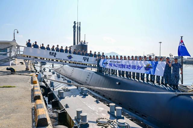 무사고 안전항해 30만 마일을 달성한 해군 장보고급 잠수함 박위함 장병들이 8월 21일 박위함 위에서 기념사진을 촬영하고 있다사진해군