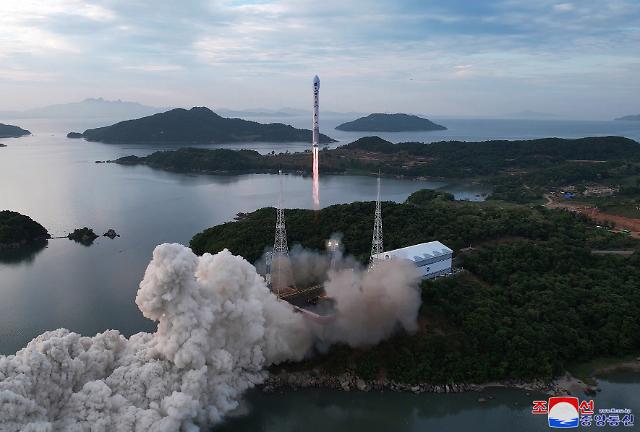 Cảnh Triều Tiên phóng tên lửa mang vệ tinh Cheollima-1 mang theo vệ tinh trinh sát quân sự đầu tiên Malligyeong-1 được phóng vào ngày 3152023 Trong đó tên lửa đã rơi xuống biển Tây do hỏng động cơ Cơ quan Phát triển Vũ trụ Quốc gia Triều Tiên đã chính thức thừa nhận sự cố hai giờ rưỡi sau khi phóng ẢnhKCNA