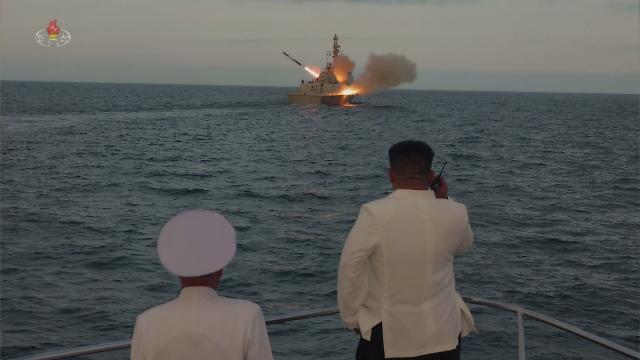 김정은 북한 국무위원장이 한미연합연습 을지 자유의 방패UFSㆍ을지프리덤실드를 기해 해군 함대를 시찰하고 전략무기 발사훈련을 참관했다고 조선중앙TV가 지난 21일 보도했다 사진연합뉴스