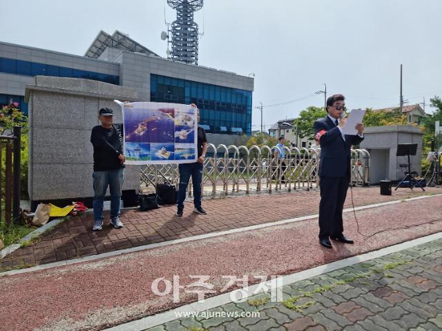 이유영 삼척해변살리기대책위원장이 성명서를 발표하고 있다사진이동원 기자