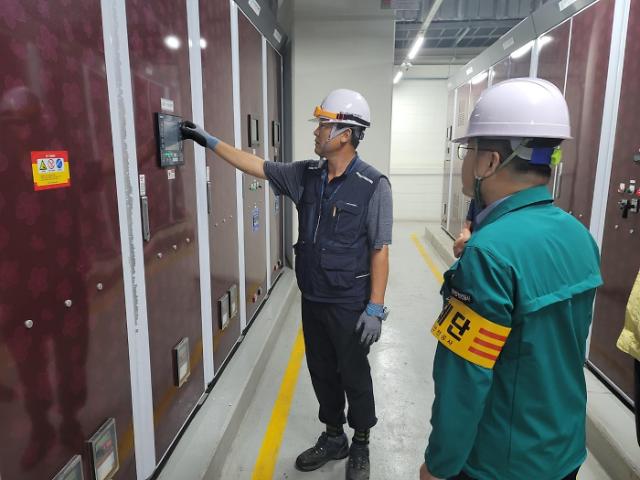 8월 22일 한국전기안전공사 전주혁신도시 본사에서 공사 임직원들이 비상발전기 운용 훈련을 실시하고 있다사진전기안전공사