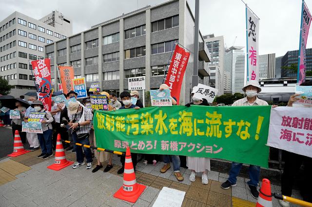 일본 후쿠시마 제1원자력발전소 오염수 해양 방류에 반대하는 시민들이 8월 22일 관련 각료회의가 열린 도쿄 총리 관저 앞에서 시위를 벌이고 있다 사진EPA 연합뉴스
