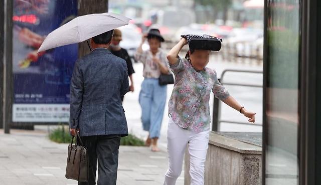 비가 내린 22일 오후 서울 을지로입구역 인근에서 한 시민이 가방으로 비를 막으며 달리고 있다 사진연합뉴스