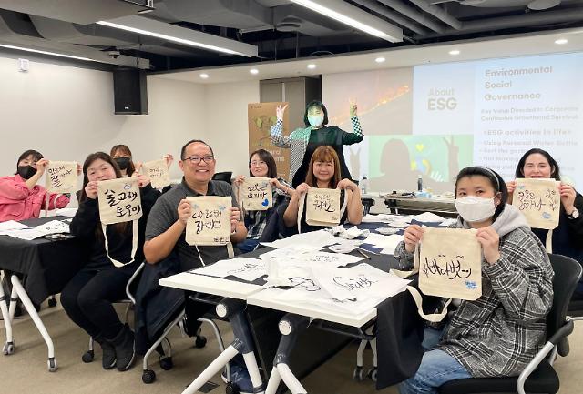 외국인 관광객들이 서울관광재단의 ESG 프로그램 중 하나인 한글 캘리그라피 에코백 만들기 체험에 참여한 후 사진촬영을 하고 있다 사진서울관광재단