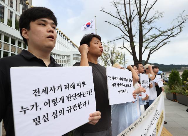 서울 종로구 정부서울청사 앞에서 전세사기·깡통전세 피해자 전국대책위원회가 연 전세사기 피해지원위원회 내부 심의기준·회의록 등 정보공개청구 기자회견에서 참가자들이 구호를 외치고 있다 사진연합뉴스