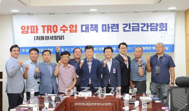 서남용 완주군의회 의장왼쪽 세 번째가 안호영 국회의원이 주최한 양파 TRQ저율관세할당 수입 대책 마련 긴급간담회에 참석했다사진안호영 의원실 