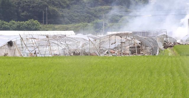 침수로 망가진 청양 비닐하우스 농가
    청양연합뉴스 강수환 기자  26일 오후 폭우로 인한 침수 피해를 입은 충남 청양군 장평면 일대 비닐하우스가 망가져 있다 2023726 
    swanynacokr2023-07-26 162442
저작권자 ⓒ 1980-2023 ㈜연합뉴스 무단 전재 재배포 금지저작권자 ⓒ 1980-2023 ㈜연합뉴스 무단 전재 재배포 금지