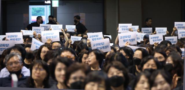 구호 외치는 교장협의회 참석 교사들
    청주연합뉴스 이성민 기자  이주호 교육부총리가 17일 오후 충북 청주시 청원구 내덕동 청주대학교에서 열린 제62회 한국초등교장협의회 하계연수회에서 발언하고 있는 가운데 참석자들이 피켓을 들어 보이며 구호를 외치고 있다
    chase_areteynacokr2023-08-17 170641
저작권자 ⓒ 1980-2023 ㈜연합뉴스 무단 전재 재배포 금지저작권자 ⓒ 1980-2023 ㈜연합뉴스 무단 전재 재배포 금지