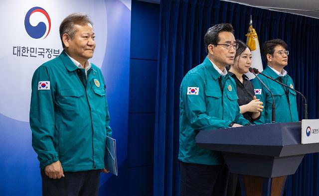 농축산 분야 피해 정부 지원 상향 발표
    서울연합뉴스 황광모 기자  정황근 농림축산식품부 장관왼쪽 두번째이 23일 오전 서울 종로구 정부서울청사에서 올여름 호우 피해를 본 농축산 분야 피해 정부 지원 상향 및 확대 방안에 대한 세부 지원 사항에 대해 발표하고 있다 2023823
    hkmpoohynacokr2023-08-23 111444
저작권자 ⓒ 1980-2023 ㈜연합뉴스 무단 전재 재배포 금지저작권자 ⓒ 1980-2023 ㈜연합뉴스 무단 전재 재배포 금지