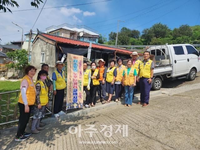 동해시 관내 기초생활수급권자 및 차상위 계층 저소득 가구 등을 포함 총 11가구를 대상으로 재능 봉사단체인 대한적십자사봉사회동해지구협의회와 북평남성의용소방대가 함께 진행하고 있다사진동해시자원봉사센터