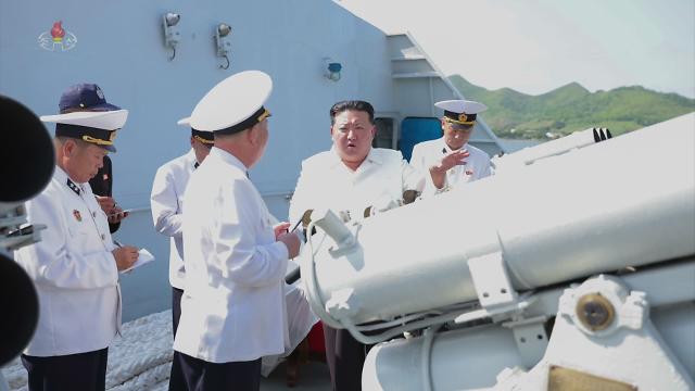 김정은 북한 국무위원장이 한미연합연습 을지 자유의 방패UFSㆍ을지프리덤실드를 기해 해군 함대를 시찰하고 전략무기 발사훈련을 참관했다고 조선중앙TV가 지난 21일 보도했다 사진연합뉴스
