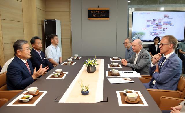 박일호 밀양시장이 23일 시청을 방문한 벨기에 겐트대학교 총장단과 환담을 나누고 있다사진밀양시