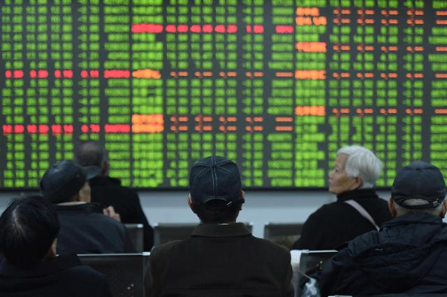 중국 투자자들이 현지 한 증권사 객장에서 전광판을 바라보고 있다 사진로이터연합뉴스