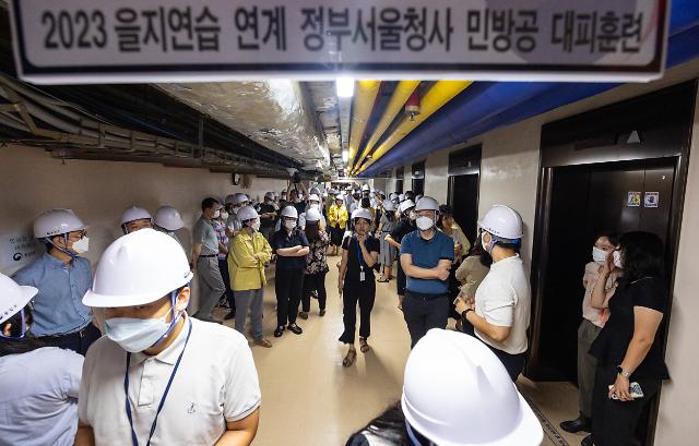 전국적으로 일반 국민까지 참여하는 공습 대비 민방위 훈련민방공훈련이 6년 만에 실시된 23일 오후 서울 종로구 정부서울청사에서 직원들이 훈련 공습경보가 발령되자 지하 방공호로 대피해 있다 사진연합뉴스