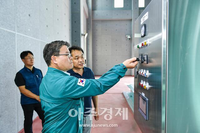 배수펌프를 시험 가동해보는 신승호 환경녹지국장 사진김포시