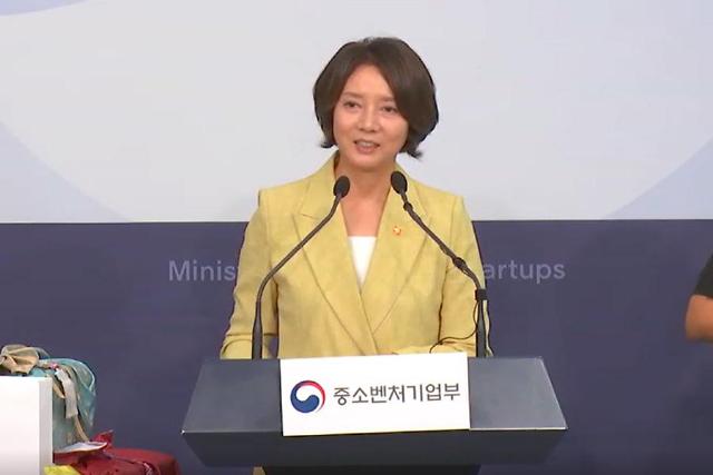 이영 중소벤처기업부 장관이 23일 오전 서울청사 별관 브리핑룸에서 ‘황금녘 동행축제’ 추진계획 발표 후 기자들의 질문에 답하고 있다 사진이브리핑 화면 갈무리