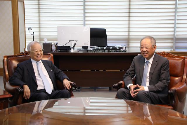 손경식 한국경영자총협회 회장왼쪽과 류진 전국경제인연합회 회장이 23일 경총 회관에서 만나 이야기를 나누고 있다 사진한국경제인총협회