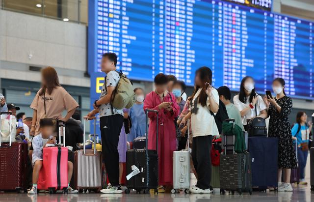 지난 15일 중국 지난에서 한국으로 단체 관광을 온 중국인들이 인천국제공항 제1여객터미널 입국장에서 가이드 안내를 기다리고 있다사진연합뉴스